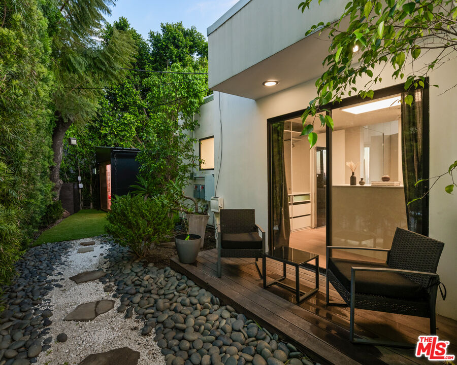 2001 Sunset Plaza Dr