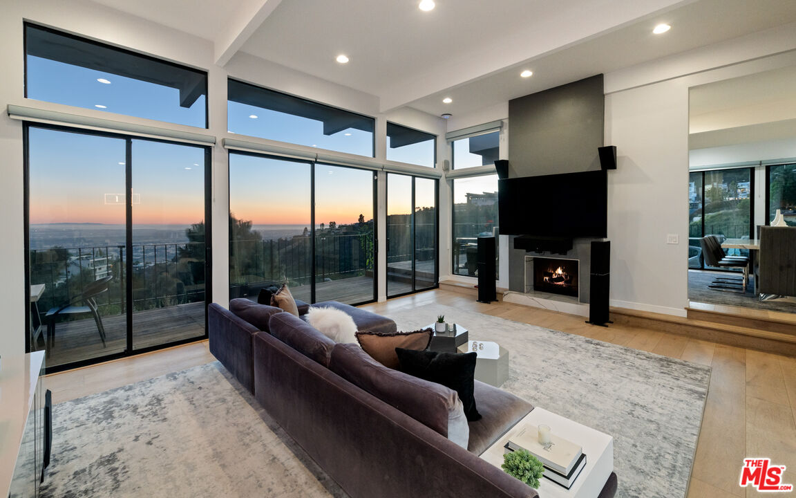 2001 Sunset Plaza Dr