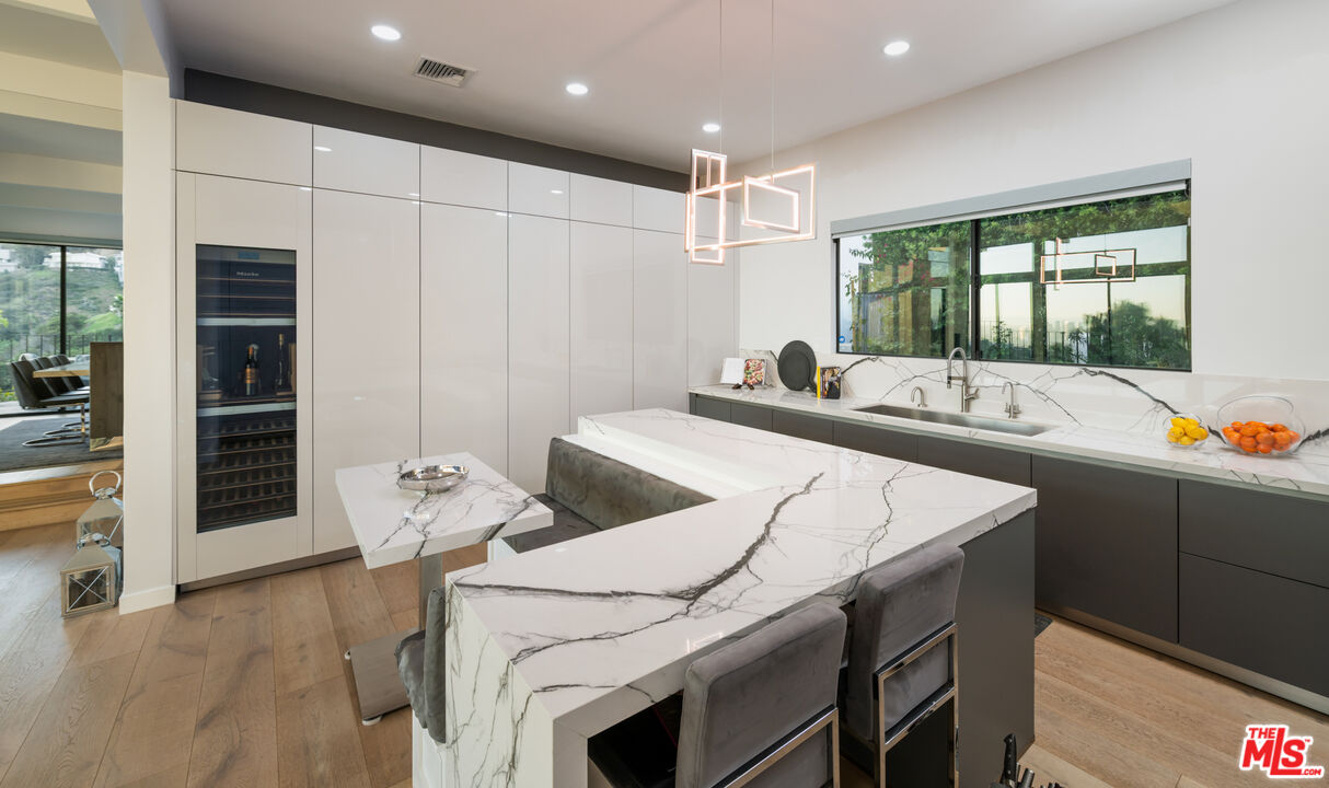 2001 Sunset Plaza Dr