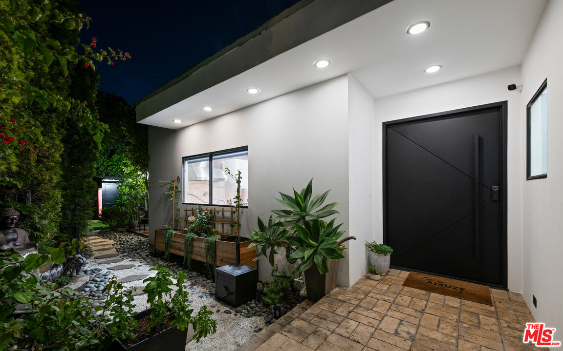 2001 Sunset Plaza Dr