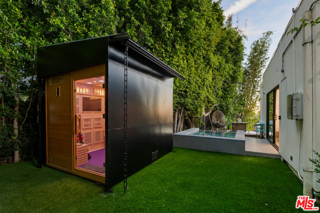 2001 Sunset Plaza Dr