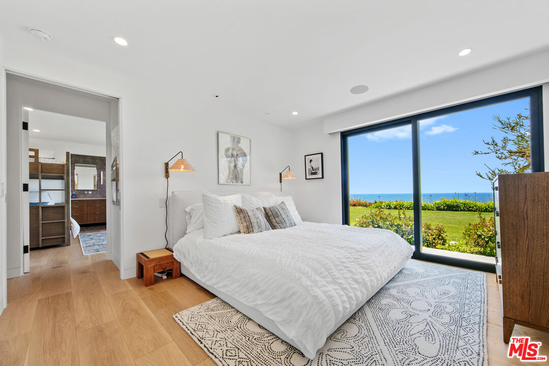 A front-row residence in Zuma Bay Villas