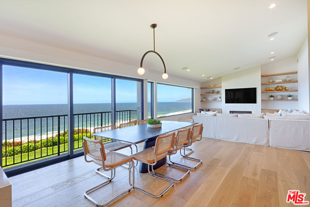 A front-row residence in Zuma Bay Villas
