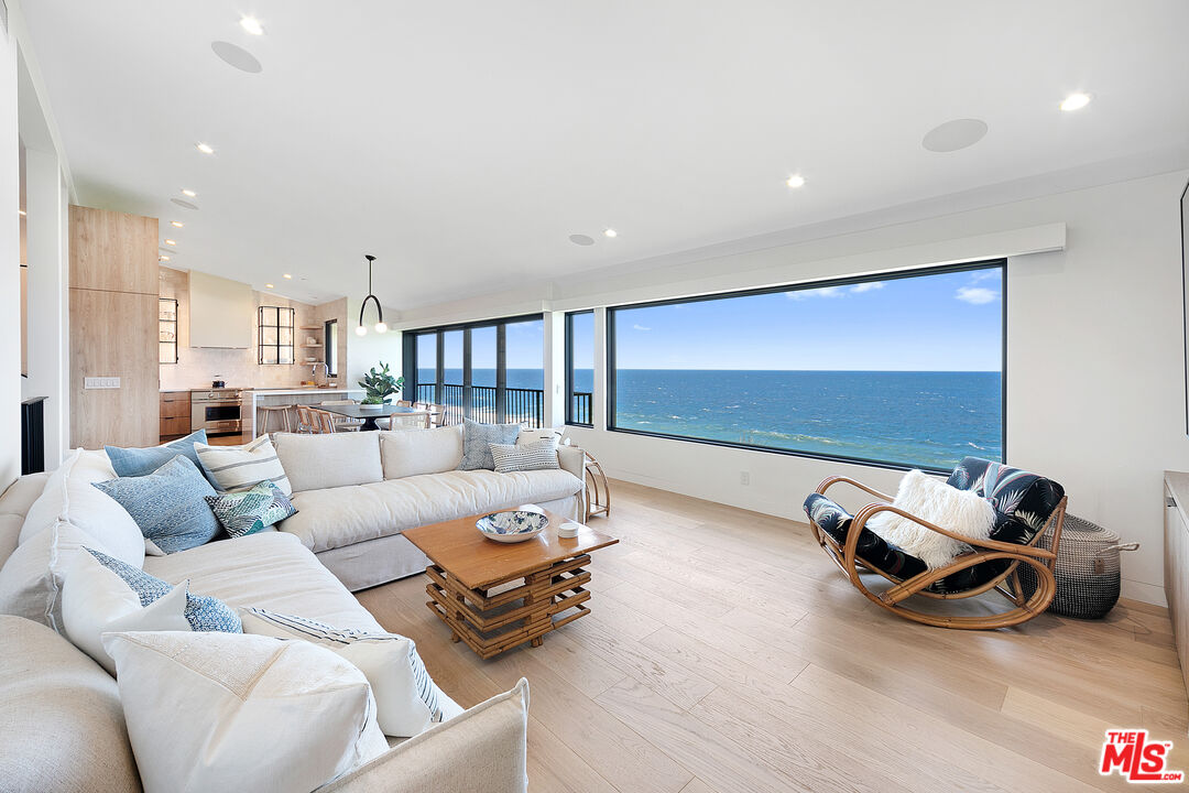 A front-row residence in Zuma Bay Villas