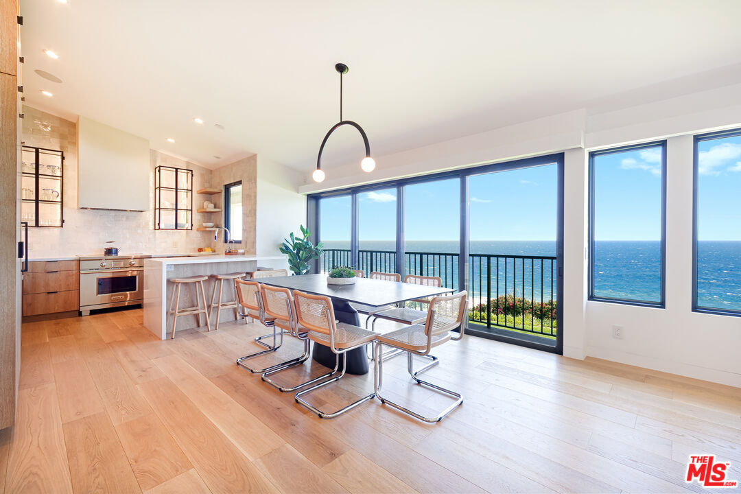A front-row residence in Zuma Bay Villas