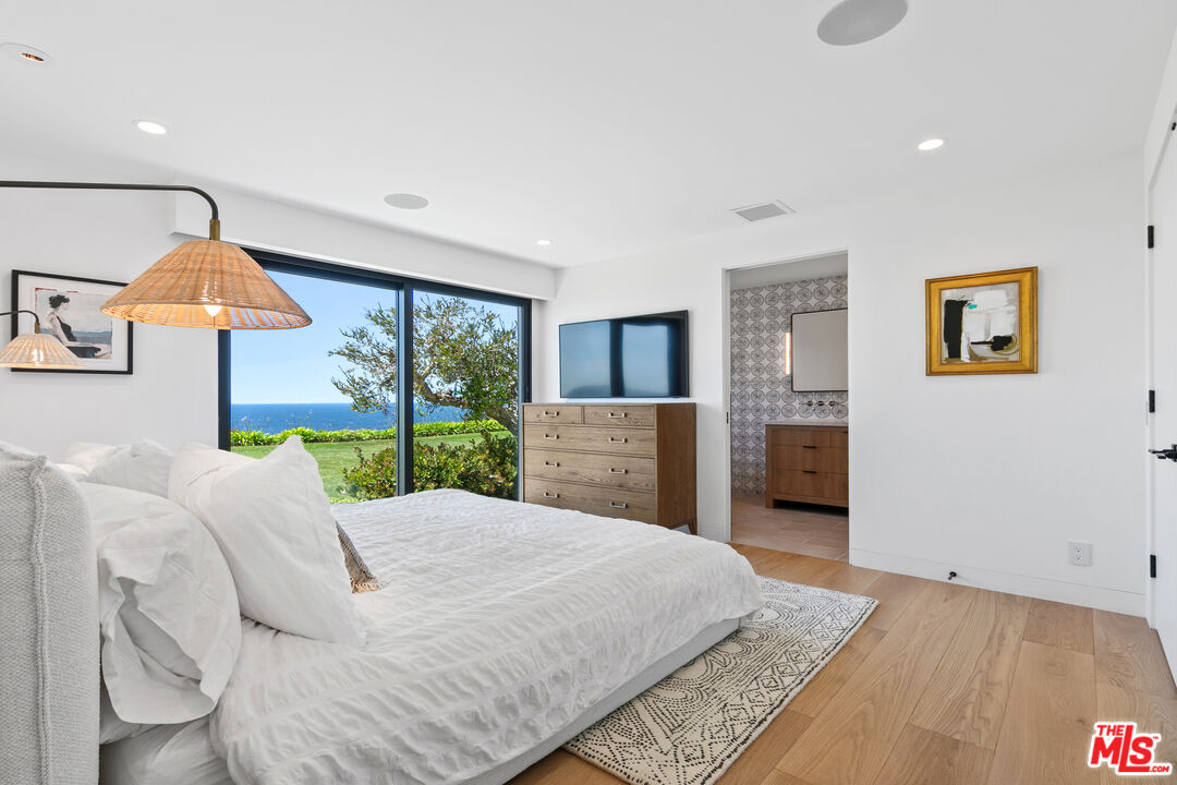 A front-row residence in Zuma Bay Villas