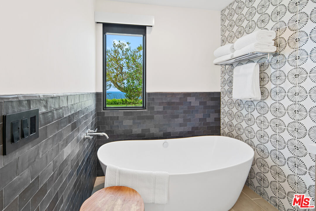 A front-row residence in Zuma Bay Villas