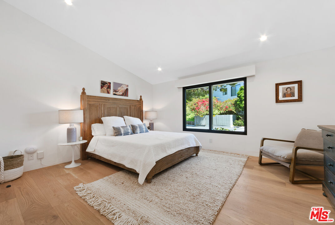 A front-row residence in Zuma Bay Villas