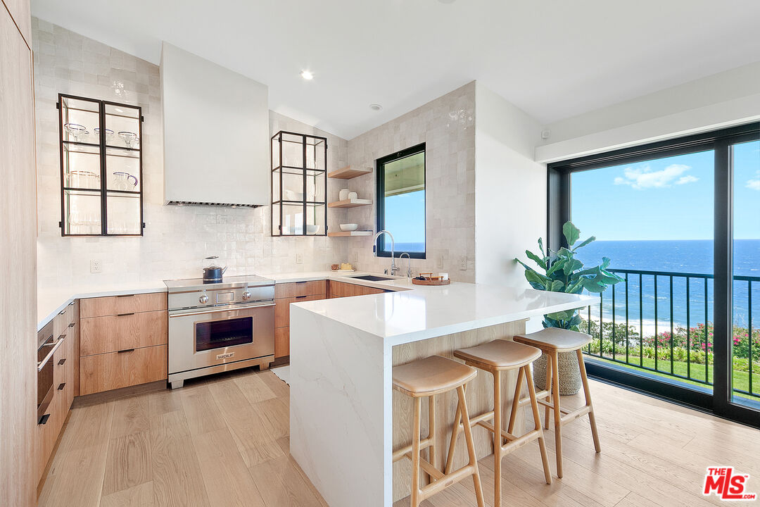 A front-row residence in Zuma Bay Villas