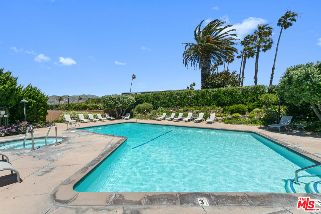 A front-row residence in Zuma Bay Villas