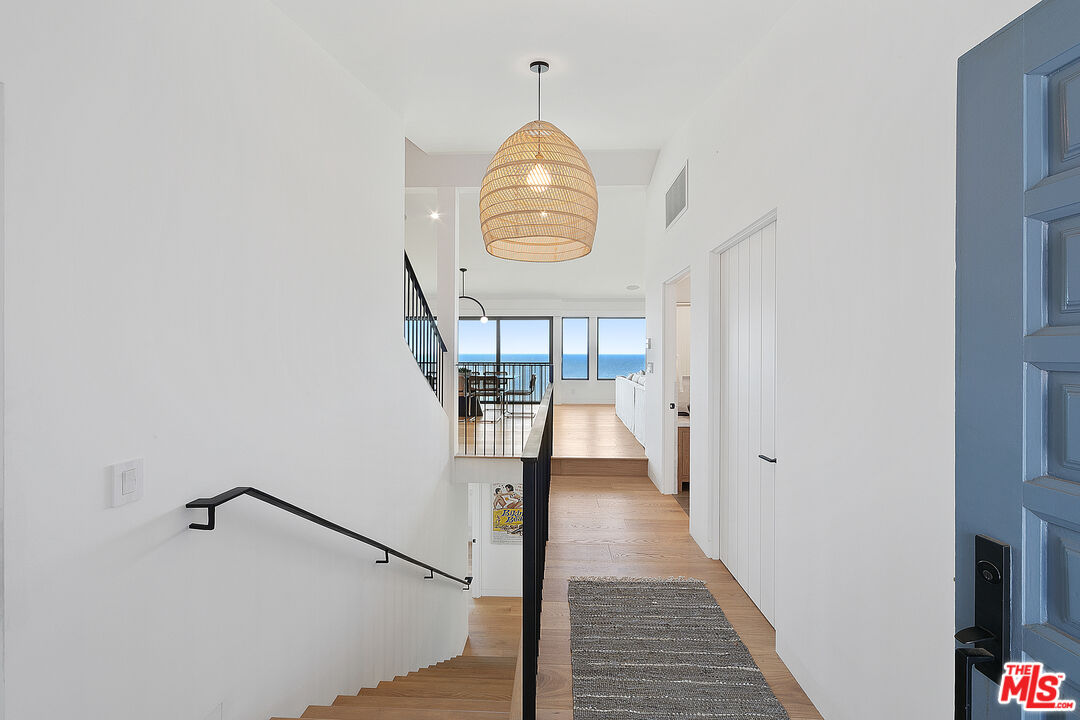 A front-row residence in Zuma Bay Villas