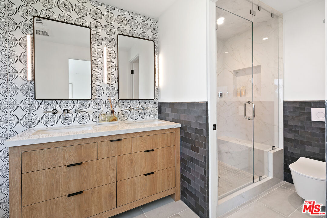 A front-row residence in Zuma Bay Villas