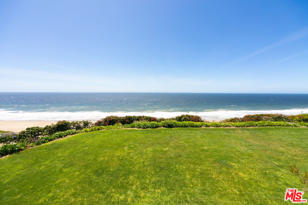 A front-row residence in Zuma Bay Villas