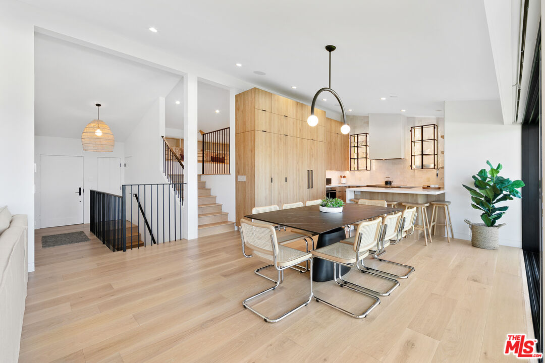 A front-row residence in Zuma Bay Villas