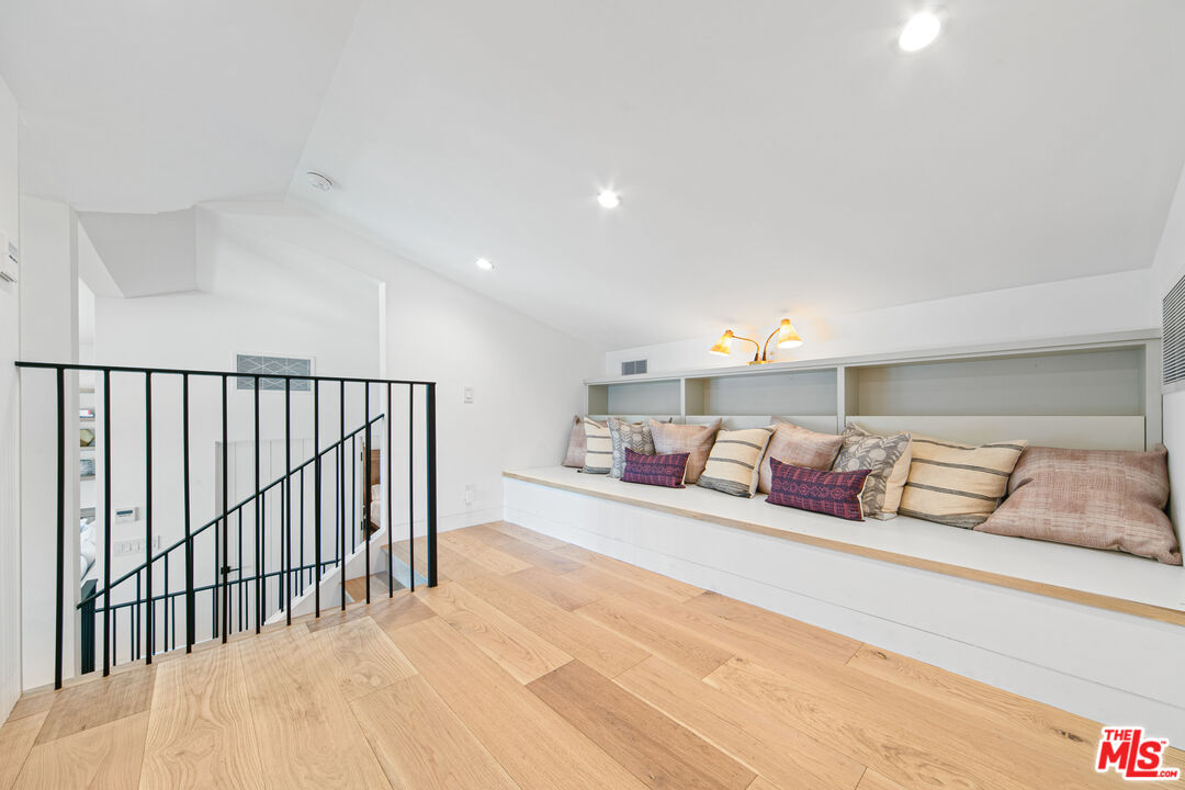 A front-row residence in Zuma Bay Villas