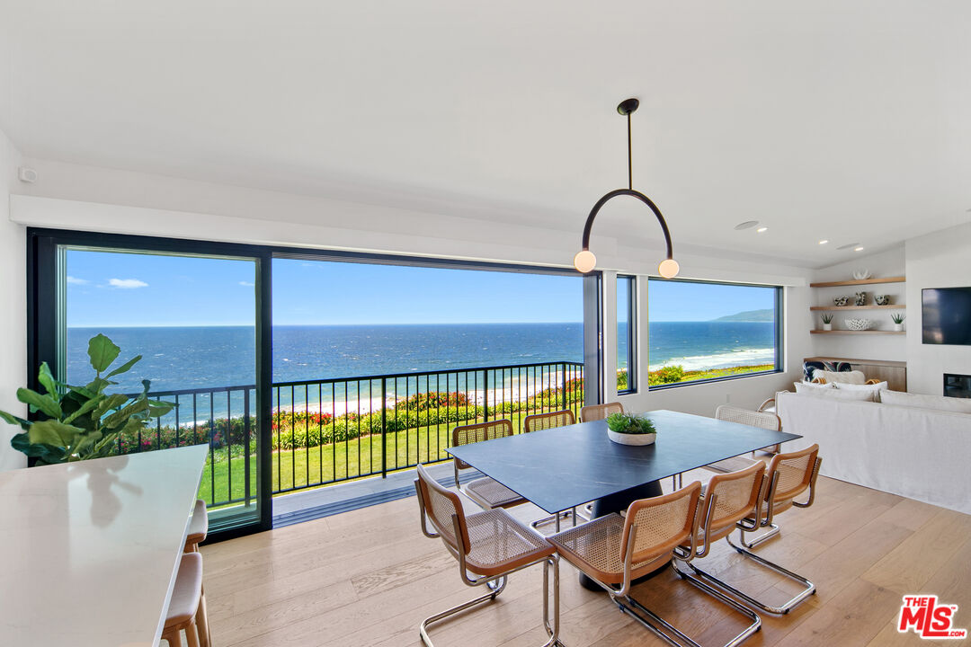 A front-row residence in Zuma Bay Villas