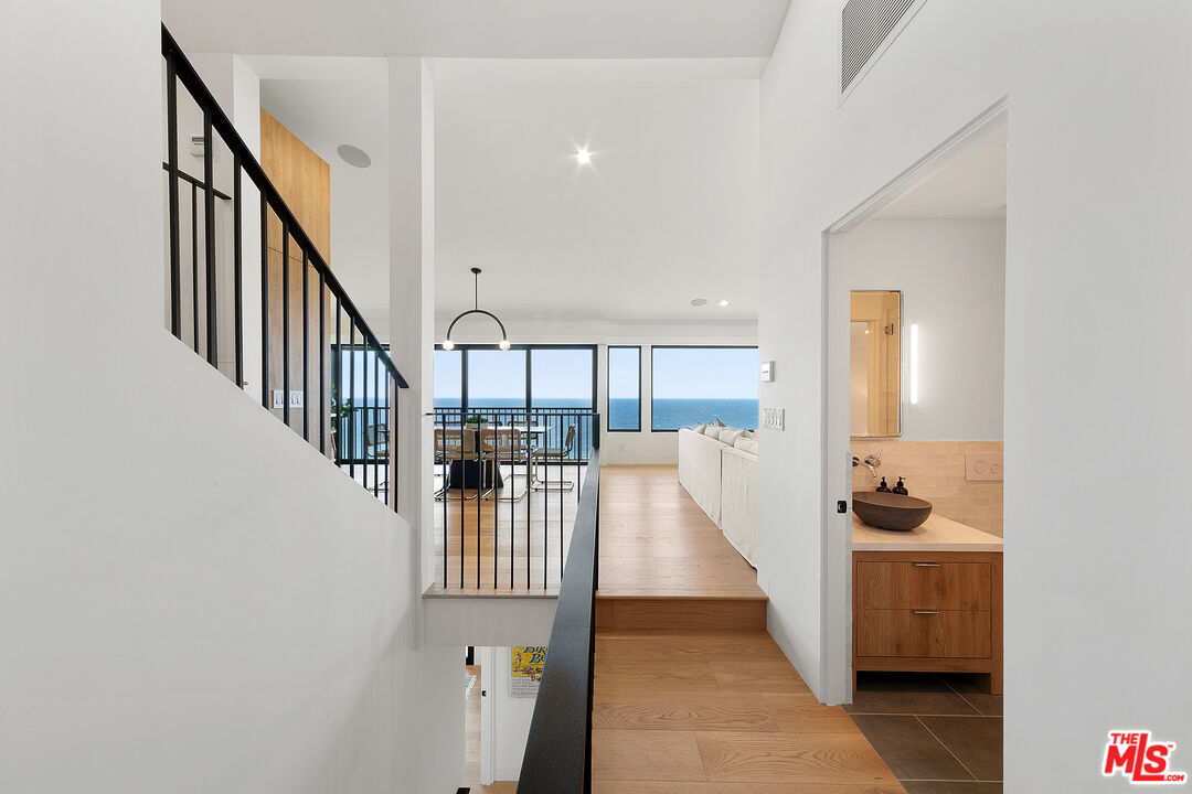 A front-row residence in Zuma Bay Villas