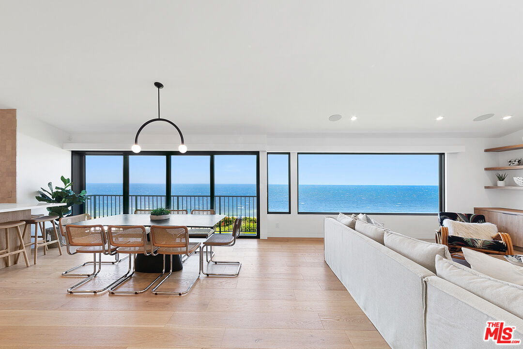 A front-row residence in Zuma Bay Villas