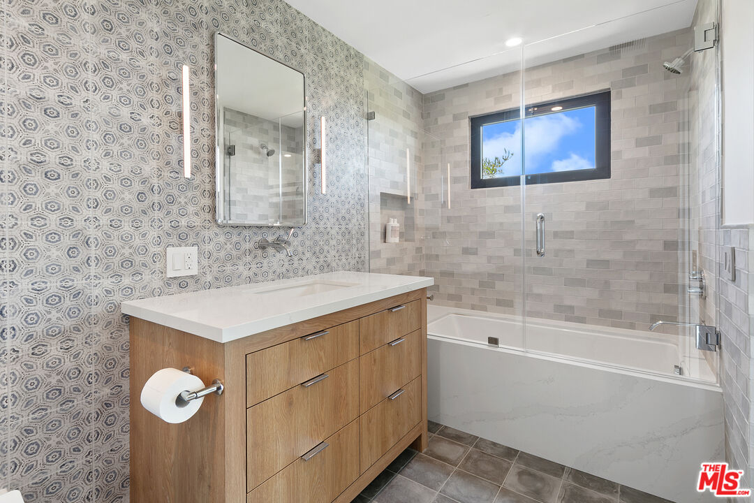 A front-row residence in Zuma Bay Villas