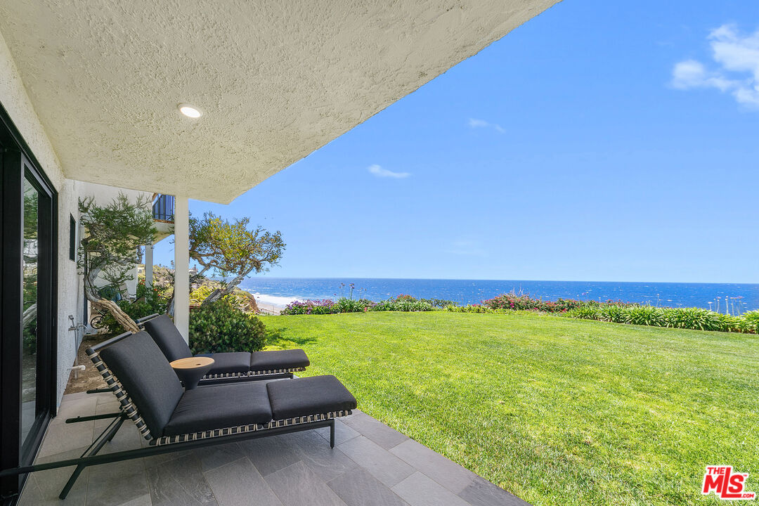 A front-row residence in Zuma Bay Villas