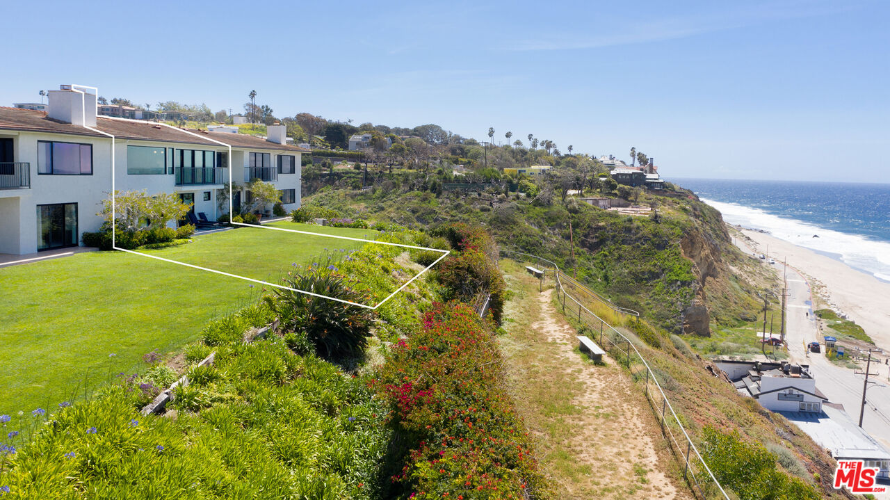 A front-row residence in Zuma Bay Villas