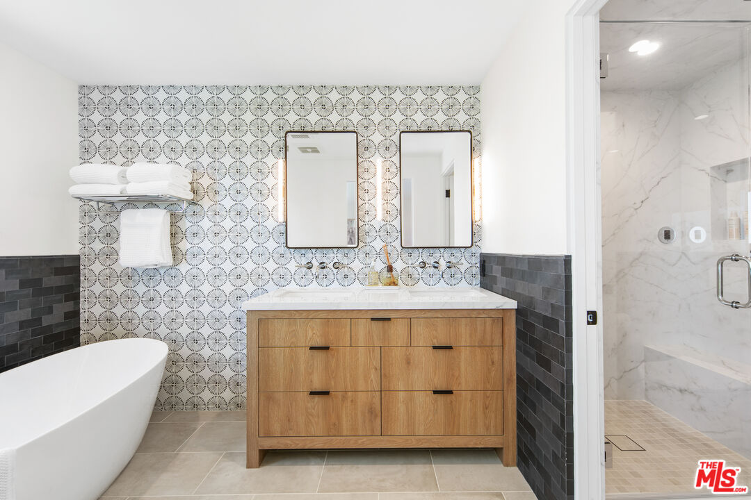 A front-row residence in Zuma Bay Villas