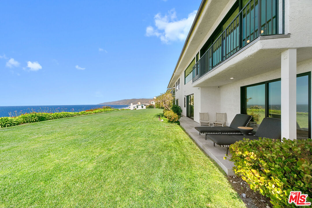 A front-row residence in Zuma Bay Villas