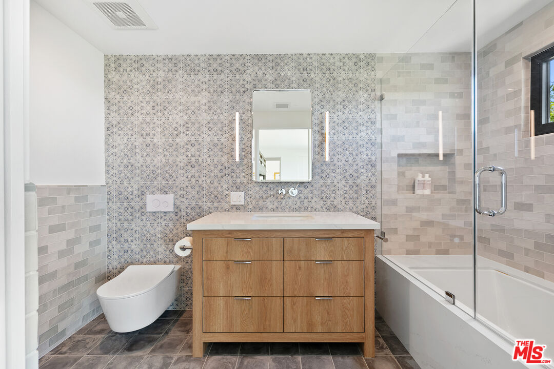 A front-row residence in Zuma Bay Villas