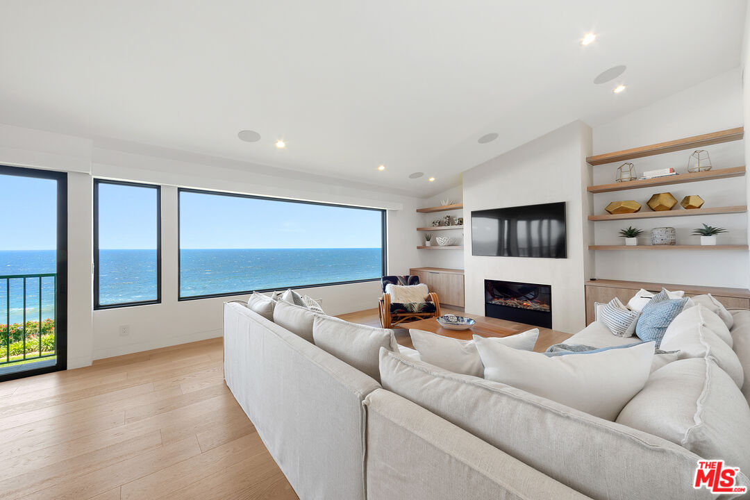 A front-row residence in Zuma Bay Villas