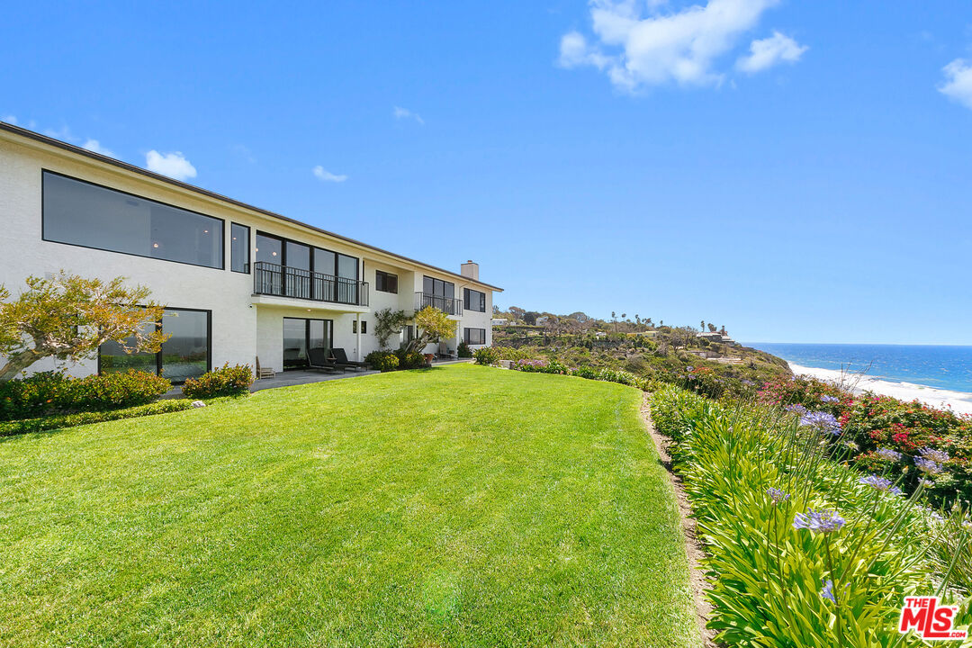 A front-row residence in Zuma Bay Villas