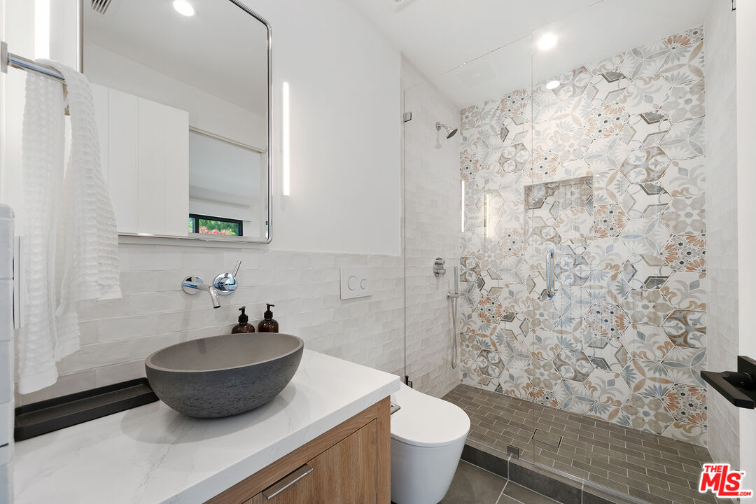 A front-row residence in Zuma Bay Villas