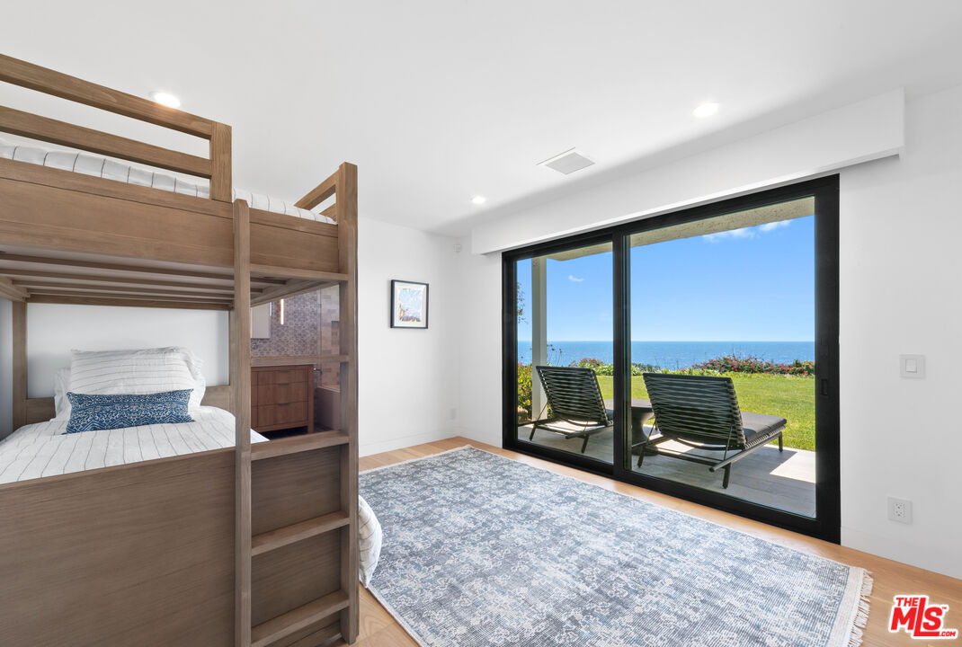 A front-row residence in Zuma Bay Villas