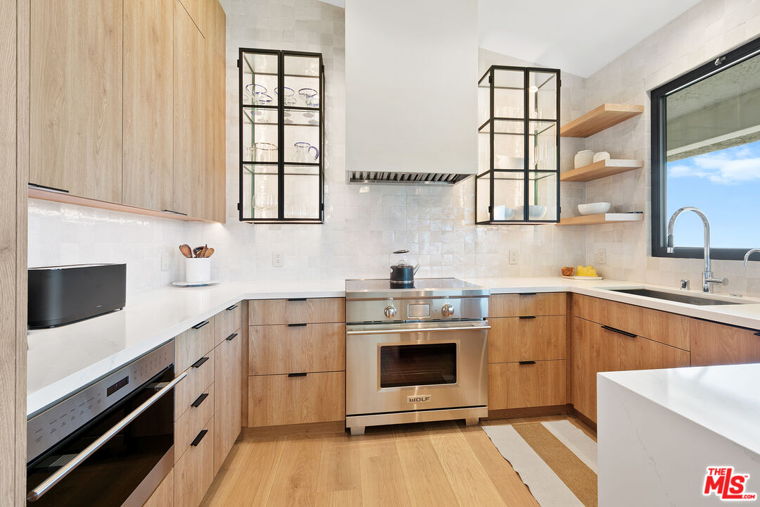 A front-row residence in Zuma Bay Villas