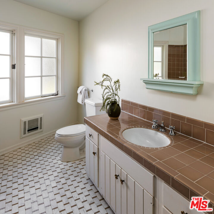 Charm & Timeless Sophistication