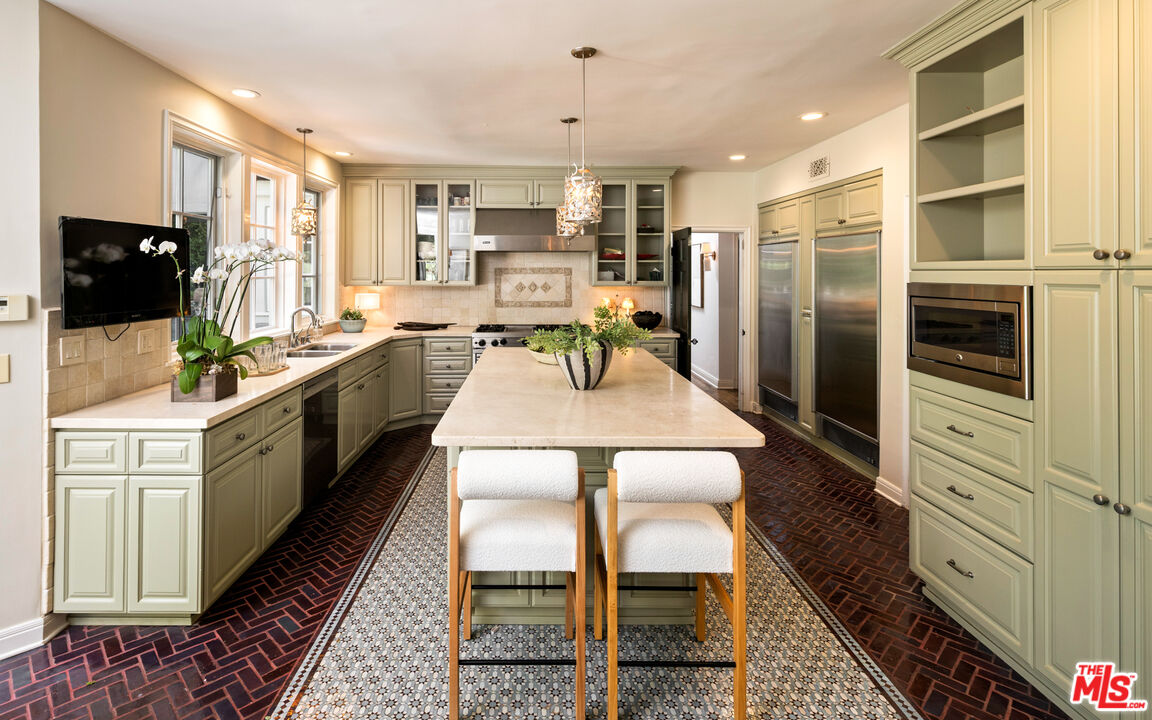 Charm & Timeless Sophistication