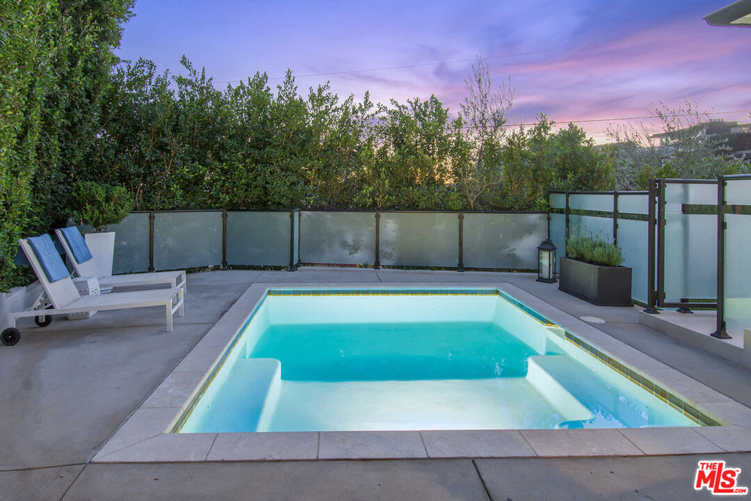1601 Sunset Plaza Dr