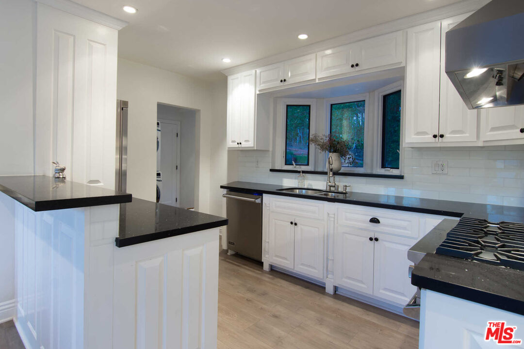 1601 Sunset Plaza Dr