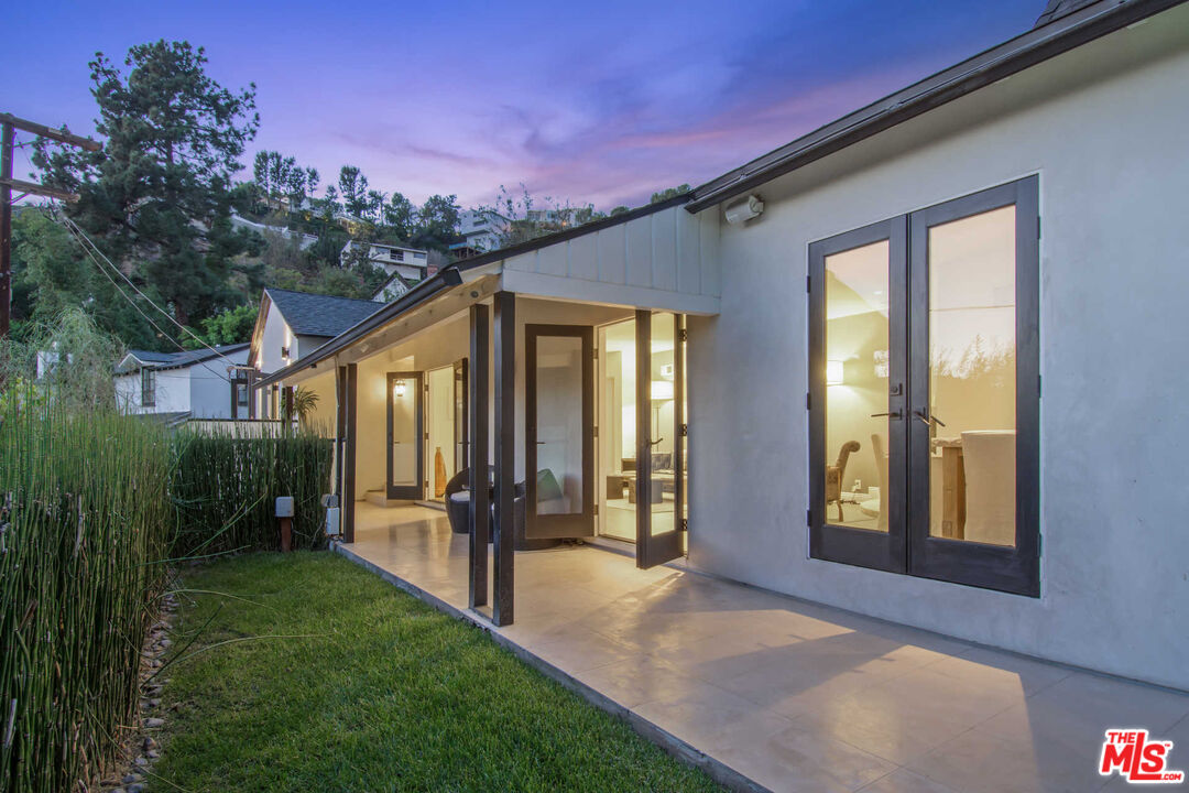 1601 Sunset Plaza Dr
