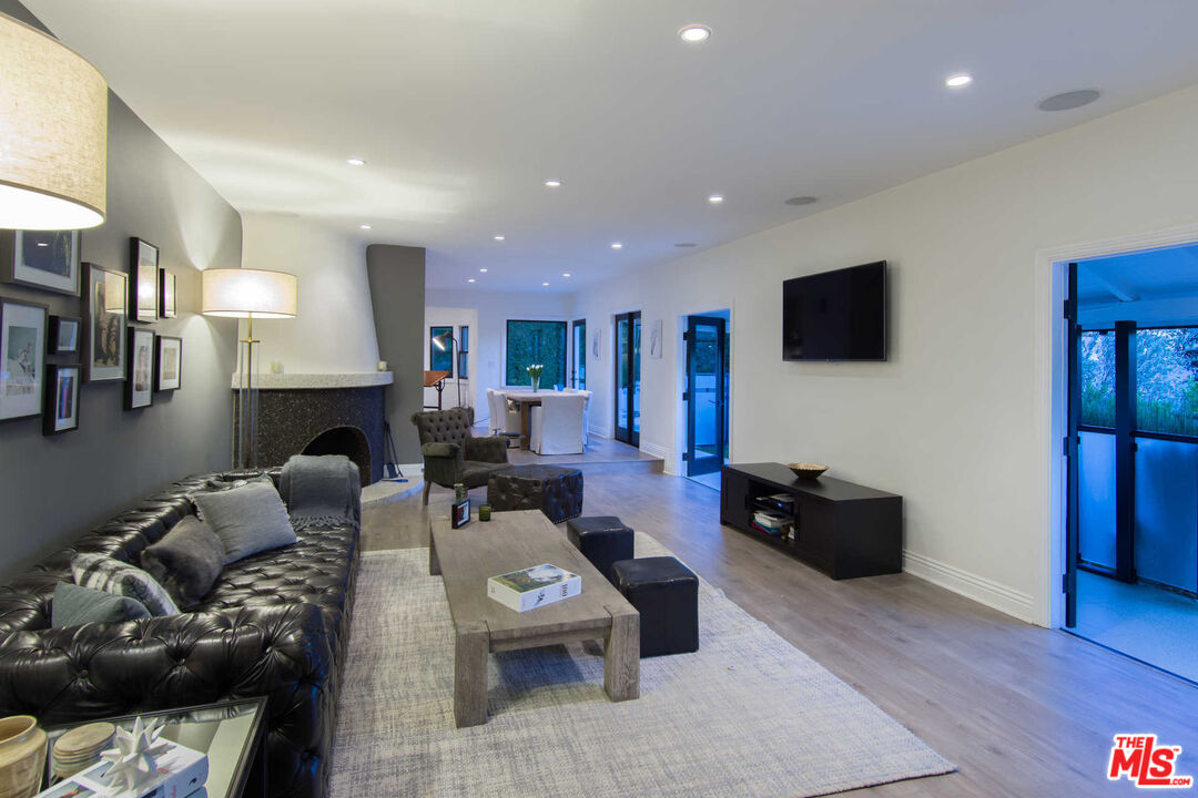 1601 Sunset Plaza Dr