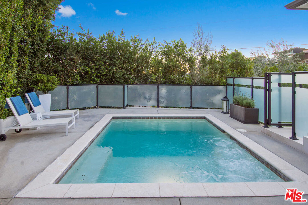 1601 Sunset Plaza Dr