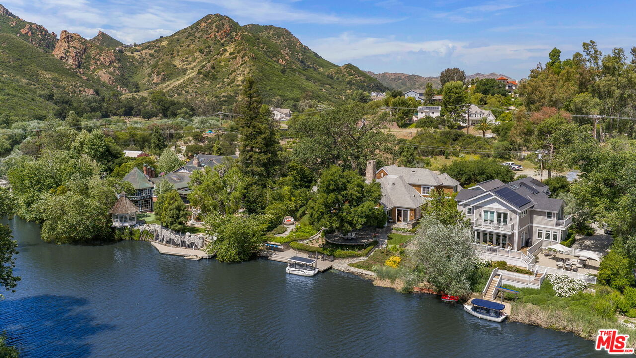 Lakeside Living at Malibou Lake Mountain Club