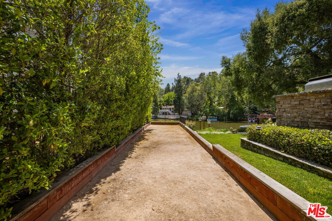 Lakeside Living at Malibou Lake Mountain Club