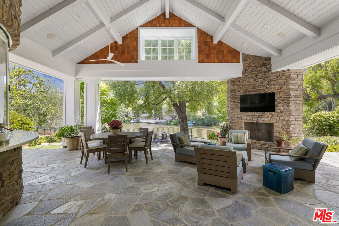 Lakeside Living at Malibou Lake Mountain Club