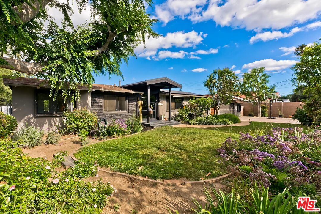 mid-century modern ranch home 