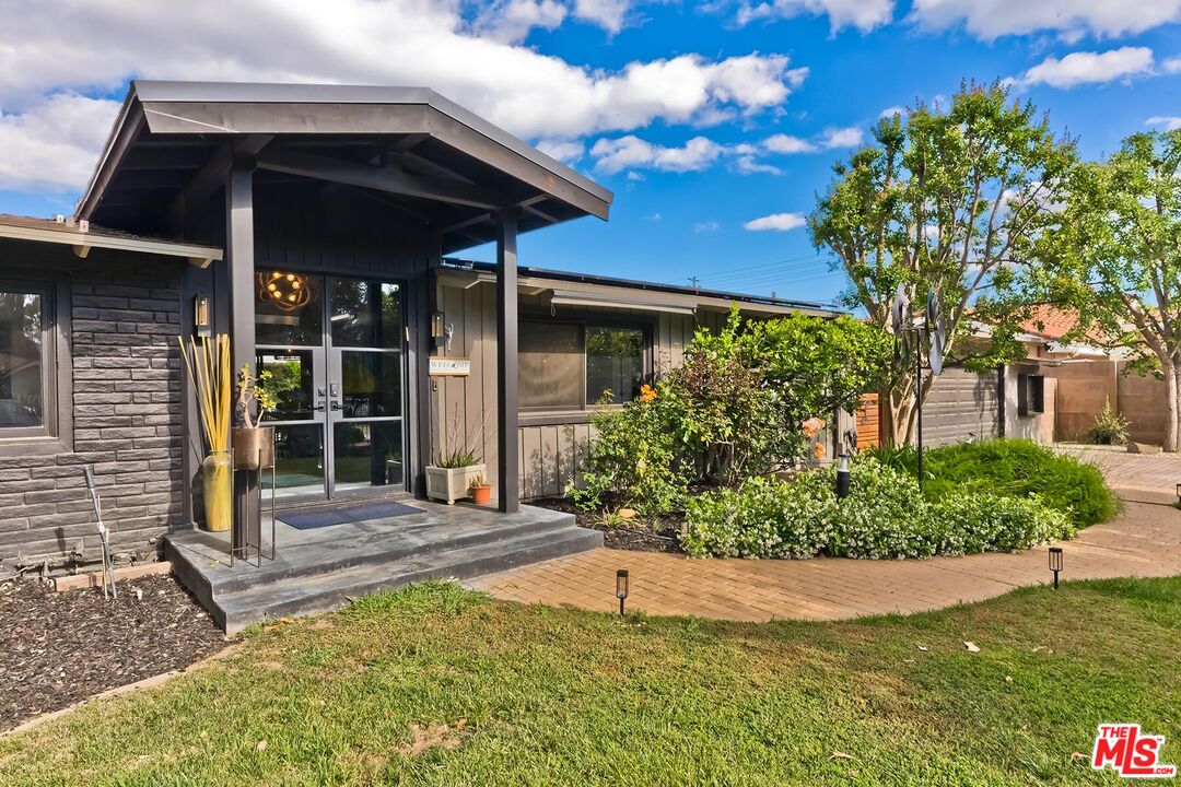 mid-century modern ranch home 