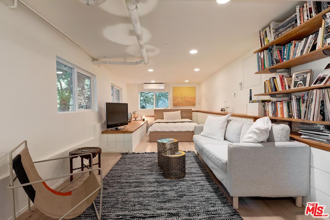 7586 Woodrow Wilson Dr