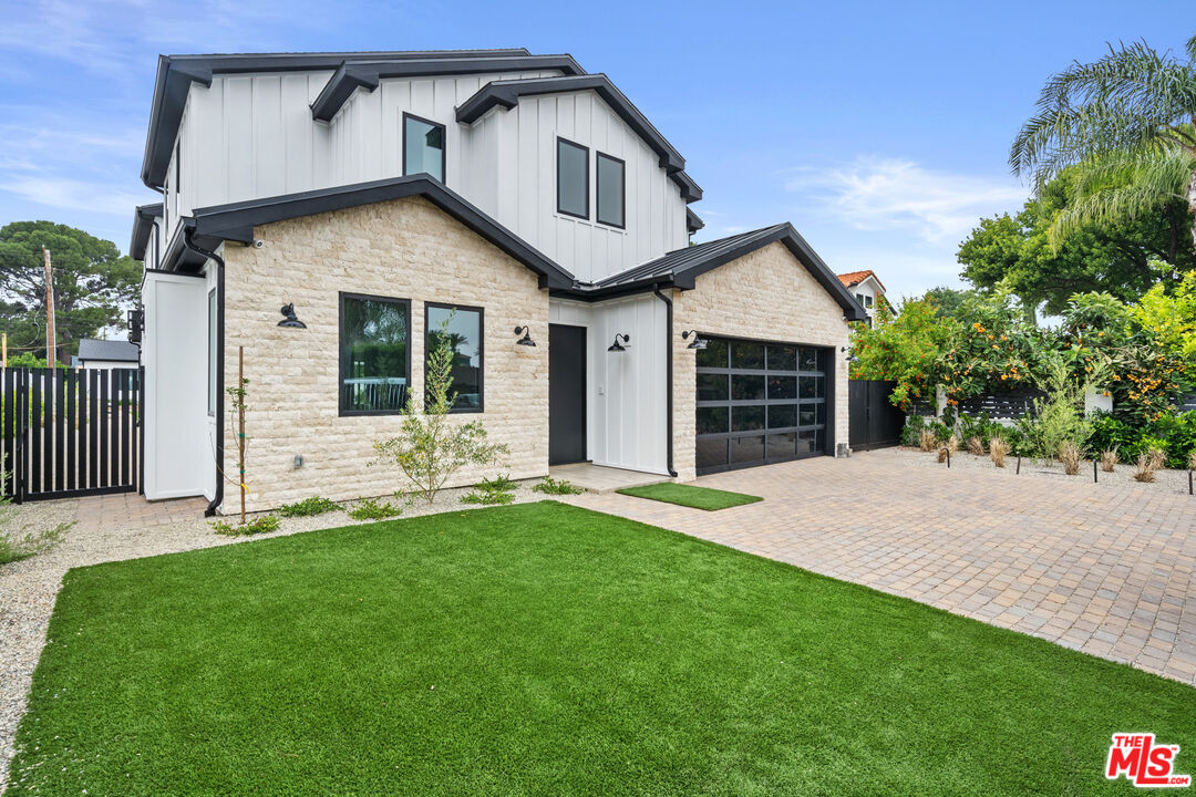 stunning modern farmhouse