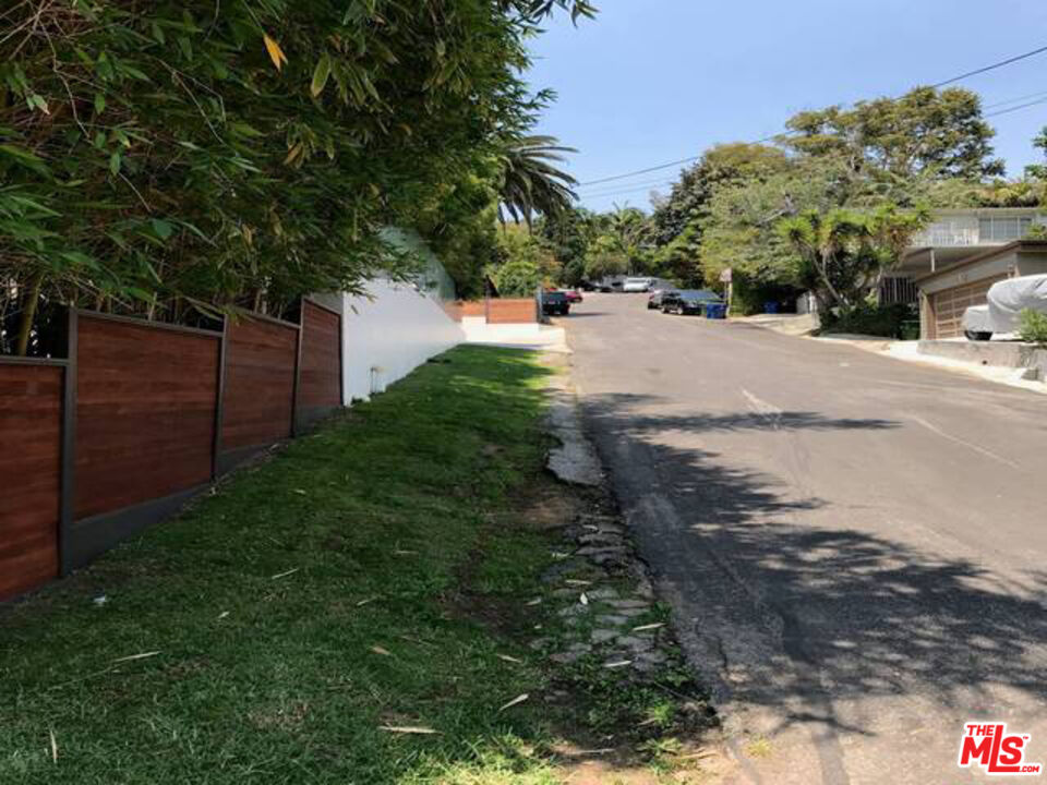 1215 Hilldale
