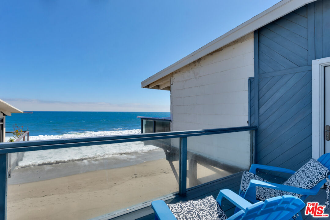 Remodeled 3-Bedroom Cottage on the beach