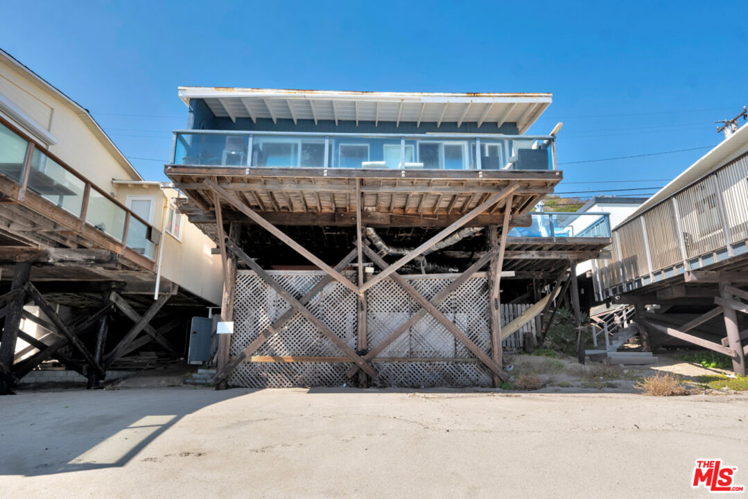 Remodeled 3-Bedroom Cottage on the beach